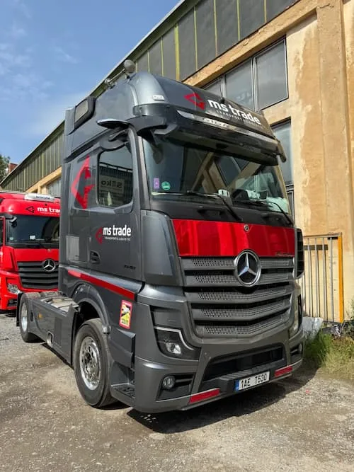 Reklamní polep kamionu Mercedes-Benz Actros s firemní grafikou – Lepší Kára Brno–Blansko
